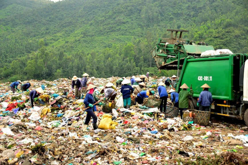 Việc triển khai phân loại rác tại nguồn một cách có hệ thống là rất cấp bách khi bãi rác Khánh Sơn đang quá tải