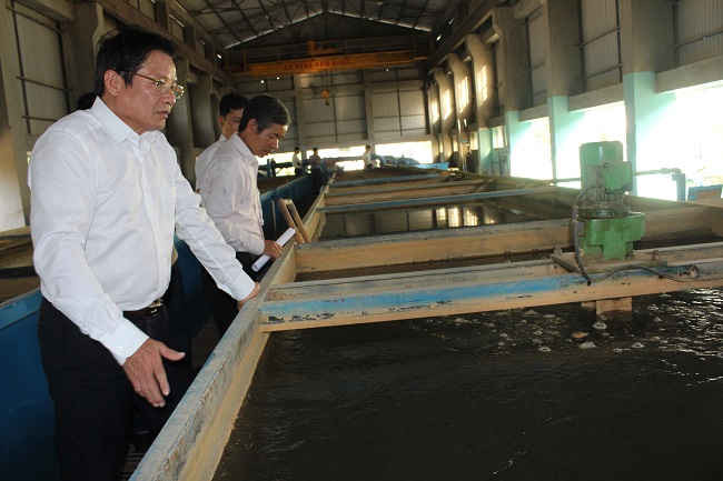 Ông Bùi Đức Hải, Phó Chủ tịch UBND tỉnh Sơn La kiểm tra chất lượng nước sinh hoạt tại Xí nghiệp cấp nước số 1 thành phố