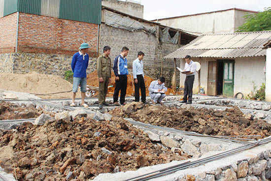 Thanh tra Sở Xây dựng phối hợp với UBND huyện Mai Sơn kiểm tra vi phạm trật tự xây dựng trên địa bàn xã Chiềng Mung (Ảnh: Báo Sơn La)