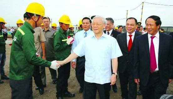 Tổng Bí thư Nguyễn Phú Trọng thăm công trường cầu Tân Vũ