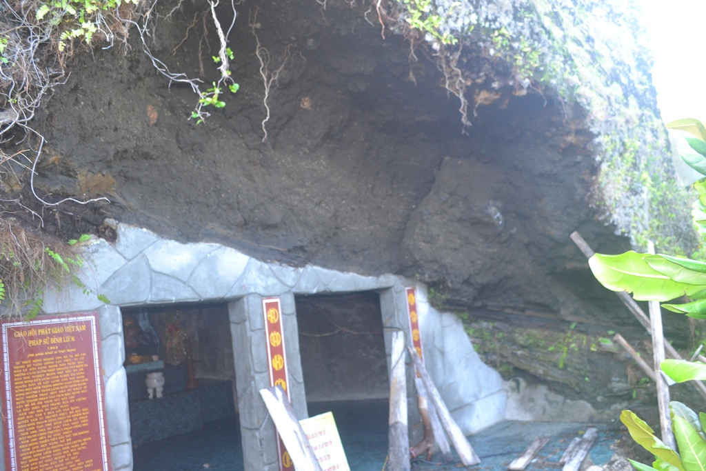 Hàng chục mét khối đất đá đổ sập trước cửa chùa