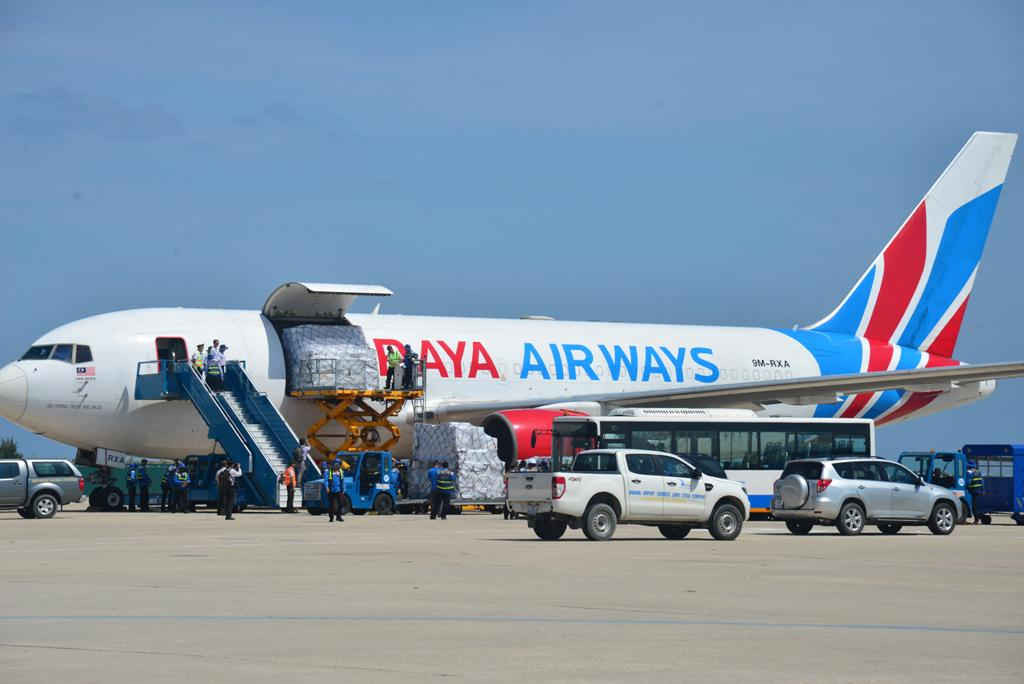 Hàng cứu trợ của cộng đồng ASEAN được máy bay vận tải của hãng RAYA Air Ways về đến Sân bay quốc tế Cam Ranh lúc hơn 10 giờ ngày 16/11