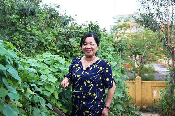 Cô Huỳnh Thị Mai bên luống đậu ván do chính bàn tay của các chị em chăm sóc