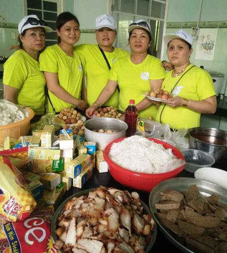 Bên cạnh việc chăm sóc vườn rau sạch, chi hội của cô Mai còn thường xuyên tổ chức nấu ăn cho bệnh nhân ở các bệnh viện, giúp đỡ người già neo đơn, hỗ trợ trẻ em nghèo hiếu học...