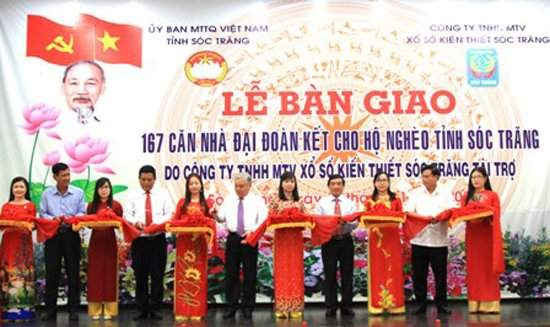 Quang cảnh buổi lễ bàn giao 167 căn nhà đại đoàn kết cho hộ nghèo ở tỉnh Sóc Trăng vào ngày 16/11/2017