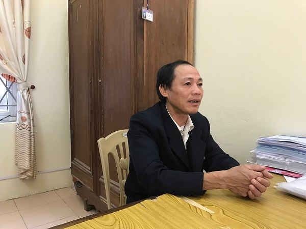 Trần Đăng Khoa – Cán bộ địa chính, xã Cẩm Vân trao đổi với PV