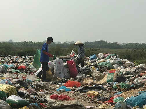 Bãi rác thải ngày phình to ở thôn Thái Hòa, xã Yên Hòa.