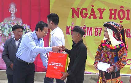 Bí thư Trung ương Đảng, Chánh Văn phòng Trung ương Nguyễn Văn Nên đã trao tặng quà một số hộ gia đình nghèo, có hoàn cảnh khó khăn thôn Lô Lô Chải.