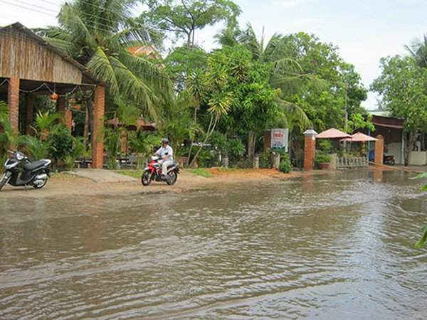 Tuyến đường dẫn vào khu du lịch Mũi Né thường xuyên bị ngập nước