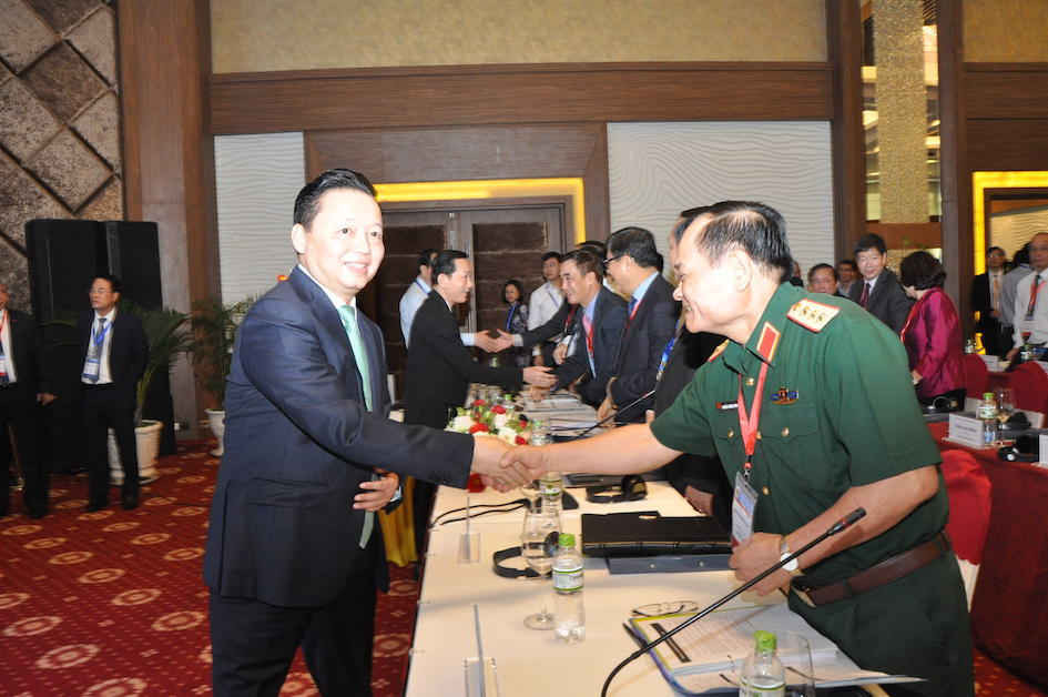 Bộ trưởng Bộ TN&MT Trần Hồng Hà gặp gỡ các địa biểu tham dự Hội nghị sáng 26/9