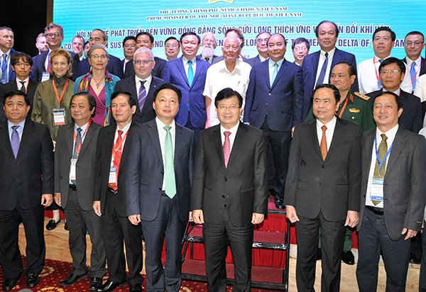 Thủ tướng Nguyễn Xuân Phúc chụp ảnh lưu niệm với các đại biểu tham dự Hội nghị