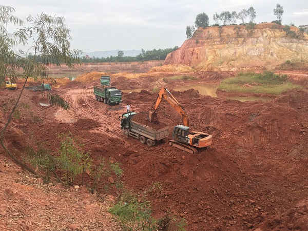 hiện nay trên địa bàn tỉnh Bắc Giang có 19 tổ chức, cá nhân được cấp phép khai thác đất san lấp mặt bằng tại 20 điểm mỏ ở các huyện.