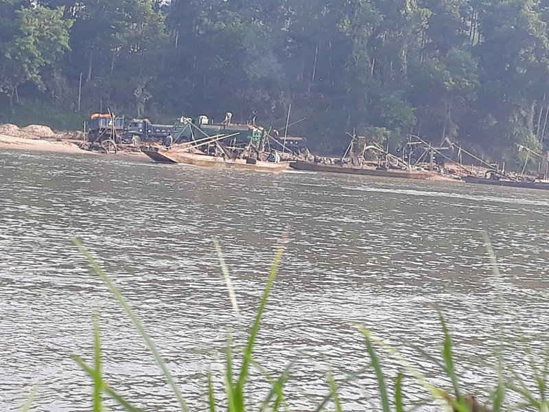 Chủ tịch UBND phường Quang Tiến thừa nhận, tình trạng sạt lở bên bờ sông Hiếu nguyên nhân có một phần do khai thác cát trái phép