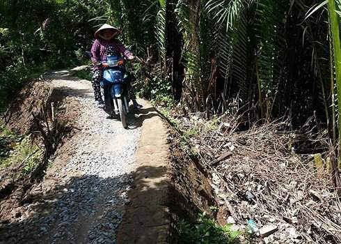 Nhiều nhà dân ven sông cửa Trung, xã Tam Hiệp, huyện Bình Đại, tỉnh Bến Tre có nguy cơ sụp đổ