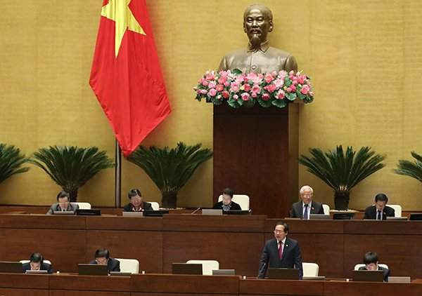 Bộ trưởng Bộ Thông tin và truyền thông Trương Minh Tuấn trả lời chất vấn trước Quốc hội sáng 17/11. Ảnh: Quốc Khánh