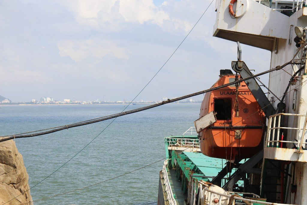 Một đường ống dẫn dầu được đấu nối từ két chứa dầu tập trung đặt trên boong tàu…