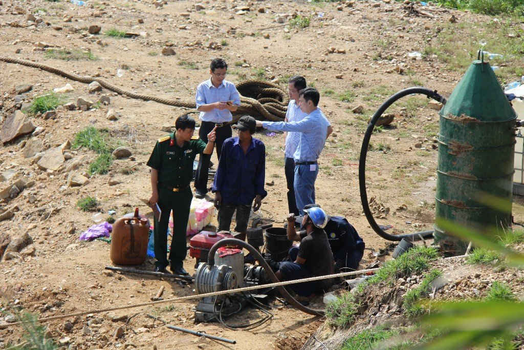 Đại tá Phan Văn Khảm, Phó Giám đốc Trung tâm ứng phó sự cố tràn dầu Miền Trung (mặc áo xanh bên trái) trực tiếp có mặt tại hiện trường giám sát, hướng dẫn DNTN Hậu Sanh thực hiện việc hút dầu từ tàu Fei Yeu 9.
