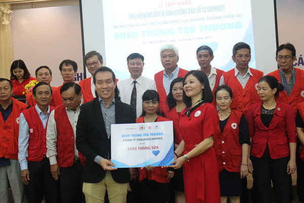 FrieslandCampina Việt Nam trao tặng 24.000 ly sữa đến người dân các tỉnh miền Trung  