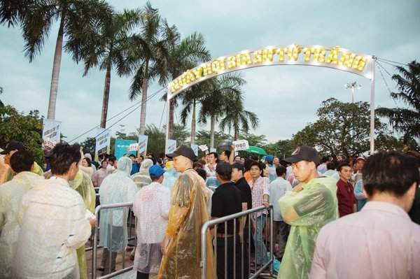 5.000 anh em chí lớn bất chấp trời mưa để tham dự lễ hội bia Sư Tử Trắng tại Cao Lãnh ngày 11/11/2017.