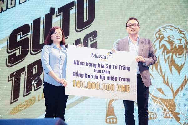 Ông Seokhee Won – Tổng Giám Đốc Công ty TNHH MasanConsumerHoldings (“MCH”) gửi tặng 100 triệu đồng ủng hộ đồng bào Miền Trung.