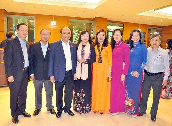 Thủ tướng Nguyễn Xuân Phúc và các vị Đại biểu Quốc hội bên hành lang Quốc hội sáng 16/11. Ảnh: Việt Hùng