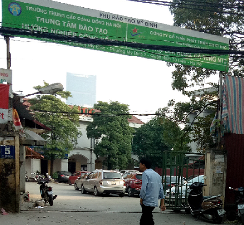 điểm trông giữ trong khuôn viên của Trường Trung cấp cộng đồng Hà Nội.