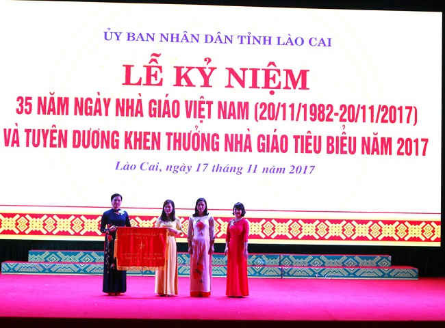Bà Hà Thị Nga, thừa ủy quyền của Thủ tướng Chính phủ trao cờ thi đua xuất sắc cho tập thể cán bộ, giáo viên Trường Tiểu học Bắc Lệnh, thành phố Lào Cai