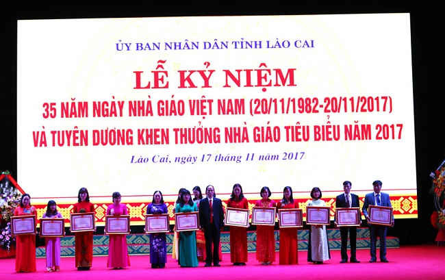 12 nhà giáo có thành tích xuất sắc trong công tác giáo dục của tỉnh Lào Cai vinh dự được nhận bằng khen của Thủ tướng chính phủ trong lễ kỷ niệm 35 năm ngày nhà giáo Việt Nam