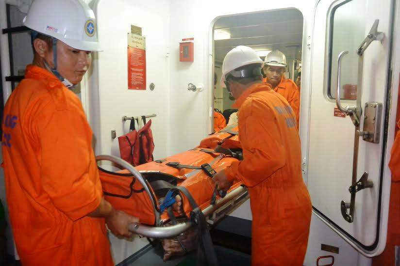 Kịp thời cứu ngư dân gặp nạn khi đang hành nghề trên biển