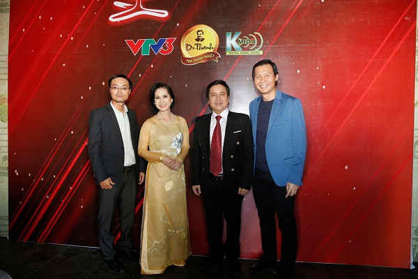 Ngoài NSƯT Chí Trung đảm nhận vai trò giám khảo xuyên suốt, chương trình có sự tham gia của các giám khảo khách mời được thay đổi qua từng đêm thi là những nghệ sĩ nổi tiếng.