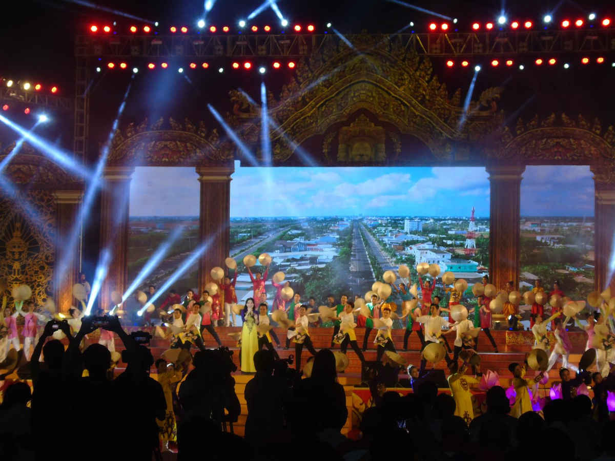 Tiết mục văn nghệ khai mạc  Ngày hội Văn hóa - Thể thao và Du lịch đồng bào Khmer Nam bộ lần thứ VII năm 2017.