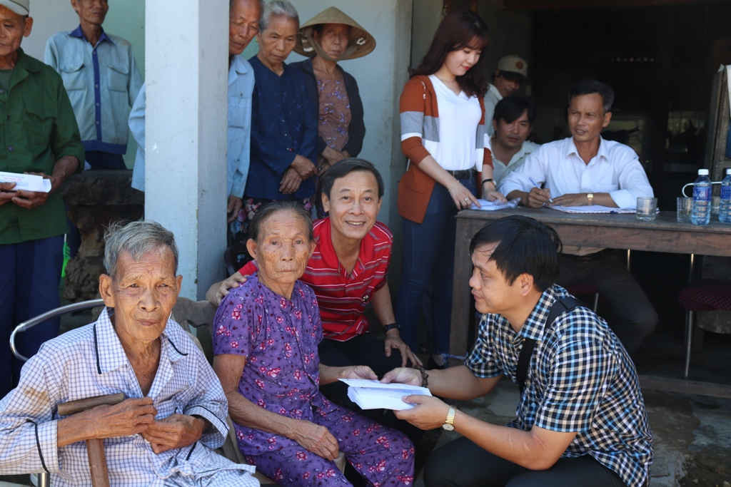 Hỗ trợ tiền khôi phục sản xuất cho bà Võ Thị Ba, 86 tuổi thôn Giảng Hòa, xã Đại Thắng, huyện Đại Lộc
