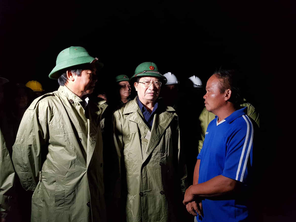 Phó Thủ tướng trò chuyện với người dân tại khu nuôi lồng bè nuôi tôm xã Nhơn Hải, huyện Ninh Hải.