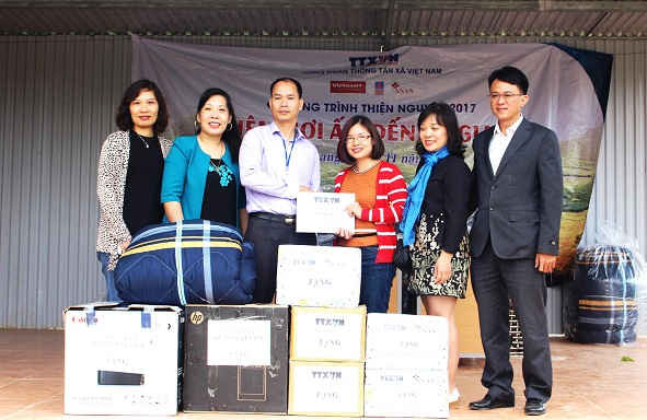 trao tặng quà cho trường Phổ thông Dân tộc bán trú Trung học cơ sở xã Tả Ván, huyện Quản Bạ, tỉnh Hà Giang.