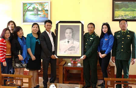 trao tặng bức tranh “Đại tướng Võ Nguyên Giáp” cho Đồn Biên phòng Tùng Vài (huyện Quản Bạ).