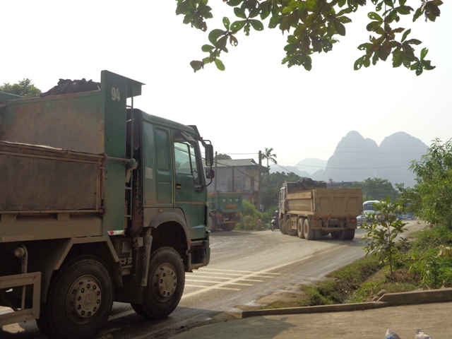 Những đoàn xe tải nối đuôi nhau chở đất, đá ra khỏi công trường thi công sân golf Kim Bảng