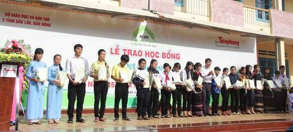 Ông Nguyễn Hải Ninh - Phó Chủ tịch thường trực UBND tỉnh Đắk Lắk trao và ủng hộ chương trình một suất học bổng đặc biệt 5 triệu đồng