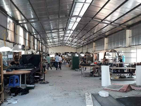 Các công nhân đang làm việc trong khu xưởng sản xuất giầy da của Công ty Vương Thịnh.