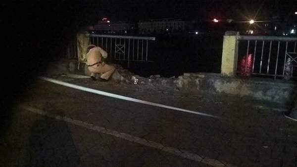 Một đoạn hàng rào can can sắt bảo vệ đường kè bê tông đường An Dương Vương ( TP. Lào Cai) bị xe hất tung