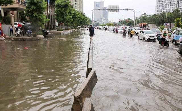 Đường Nguyễn Hữu Cảnh đoạn trên địa bàn quận Bình Thạnh thường xuyên bị ngập sâu sau mỗi trận mưa
