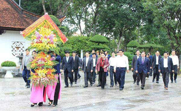 Chủ tịch Quốc hội Nguyễn Thị Kim Ngân dâng hoa tại Khu di tích Kim Liên