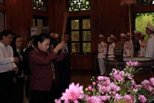 Chủ tịch Quốc hội Nguyễn Thị Kim Ngân dâng hương tại Khu di tích Kim Liên