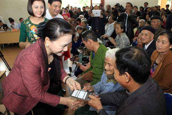 Chủ tịch Quốc hội Nguyễn Thị Kim Ngân tặng quà cho bà con xóm Sen 3