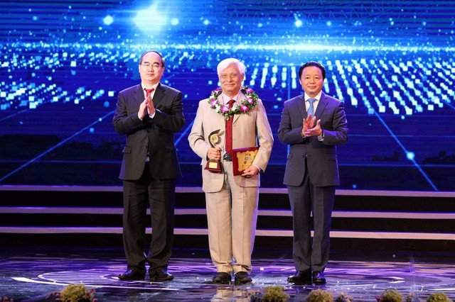 Mái đầu bạc của TS Sinh trên sân khấu lễ trao giải Nhân tài Đất Việt khiến lớp trẻ khâm phục. (Ảnh: Hữu Nghị)
