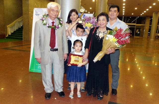 Gia đình đến chia vui cùng Tiến sĩ Nguyễn Ngọc Sinh. (Ảnh: Tiến Nguyên)
