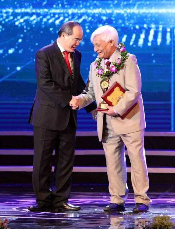 Mái đầu bạc của TS Sinh trên sân khấu lễ trao giải Nhân tài Đất Việt khiến lớp trẻ khâm phục. (Ảnh: Hữu Nghị)