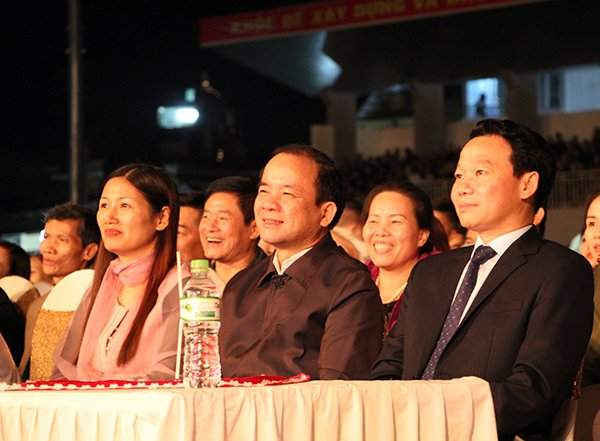 Ông Đỗ Đức Duy - Chủ tịch UBND tỉnh Yên Bái (bìa phải) - cùng các đại biểu tham dự đêm nhạc từ thiện tối 19/11