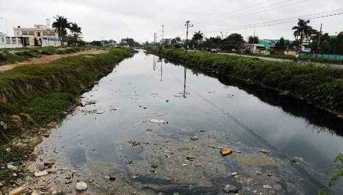 Nước hệ thống Bắc Hưng Hải qua địa bàn huyện Bình Giang (Hải Dương) đang bị ô nhiễm nghiêm trọng.