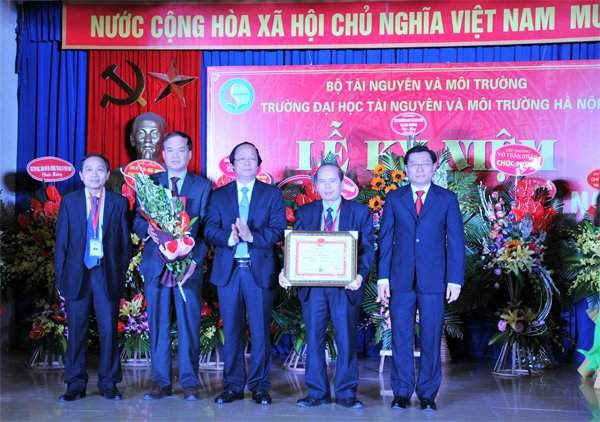 Thứ trưởng Võ Tuấn Nhân trao cờ lưu niệm cho Ban giám hiệu nhà trường