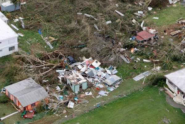 Hình ảnh một ngôi nhà bị phá hủy được nhìn từ  Phi cơ MV-22 Osprey của Thủy Quân Lục Chiến Mỹ trong đợt kiểm tra hậu quả do bão Maria ở St. Croix, Quần đảo Virgin, Mỹ vào ngày 21/9/2017. Ảnh: Reuters / Jonathan Drake